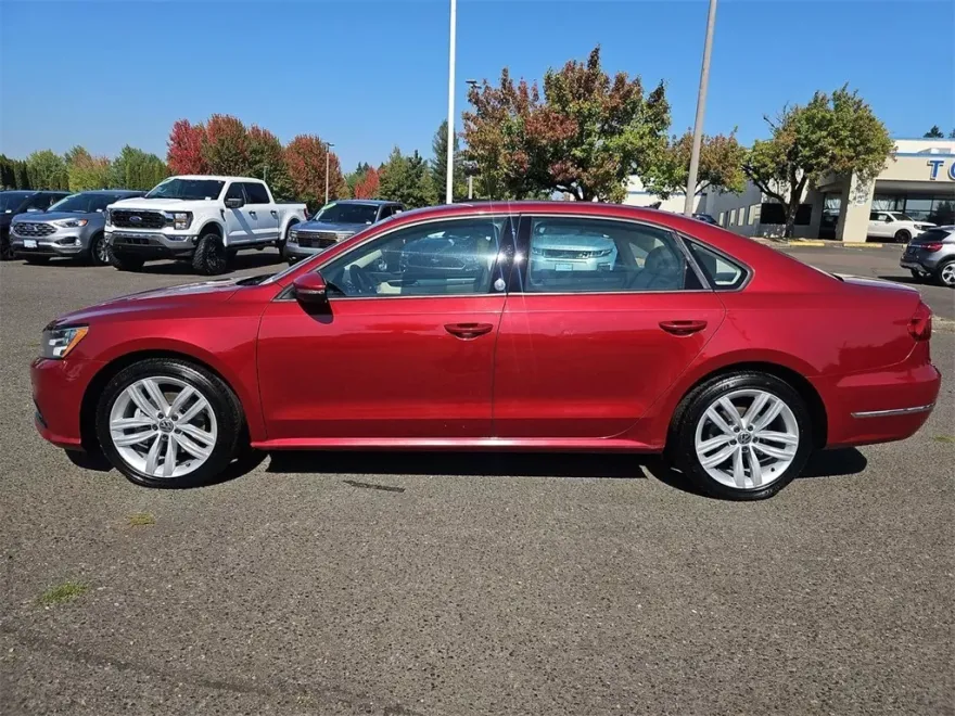 2019 Volkswagen Passat 2.0T Wolfsburg Edition photo 1