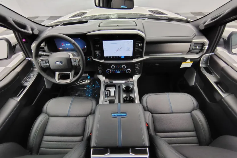 2025 Ford F-150 Platinum photo 1