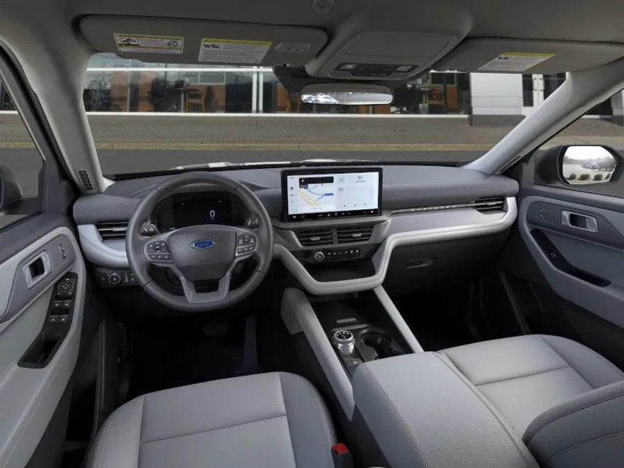 2025 Ford Explorer photo 1