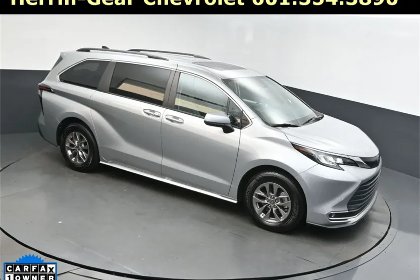 2023 Toyota Sienna XLE photo 1