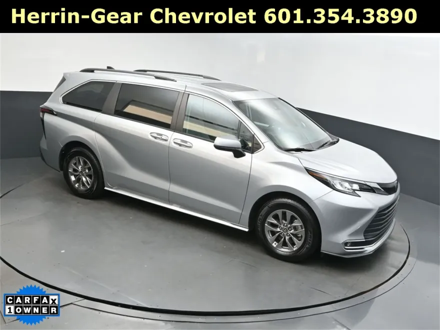 2023 Toyota Sienna XLE photo 1