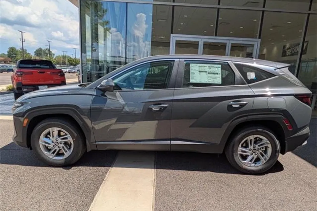 2025 Hyundai Tucson SE photo 1