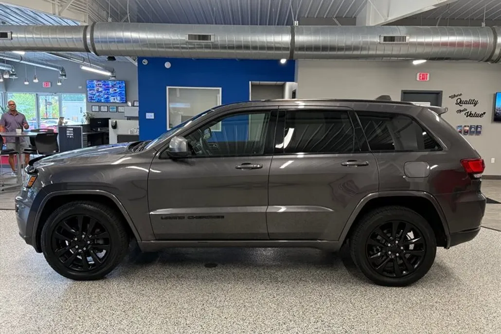 2017 Jeep Grand Cherokee Laredo Altitude photo 1