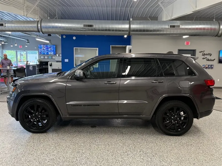 2017 Jeep Grand Cherokee Laredo Altitude photo 1