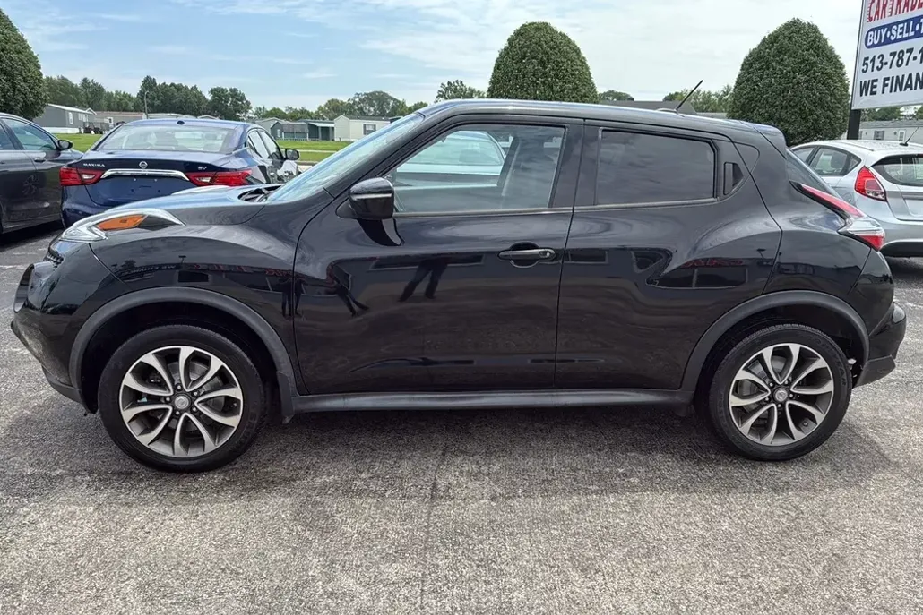 2017 Nissan Juke SV photo 1