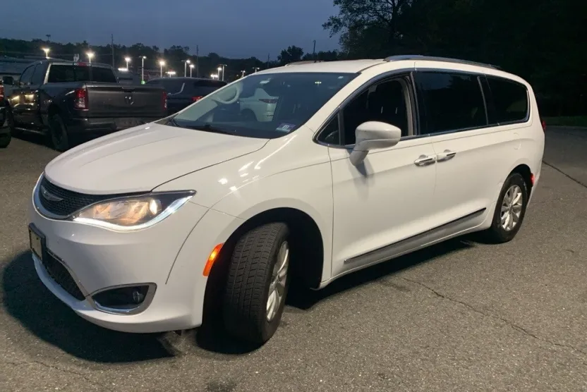 2019 Chrysler Pacifica Touring L photo 1
