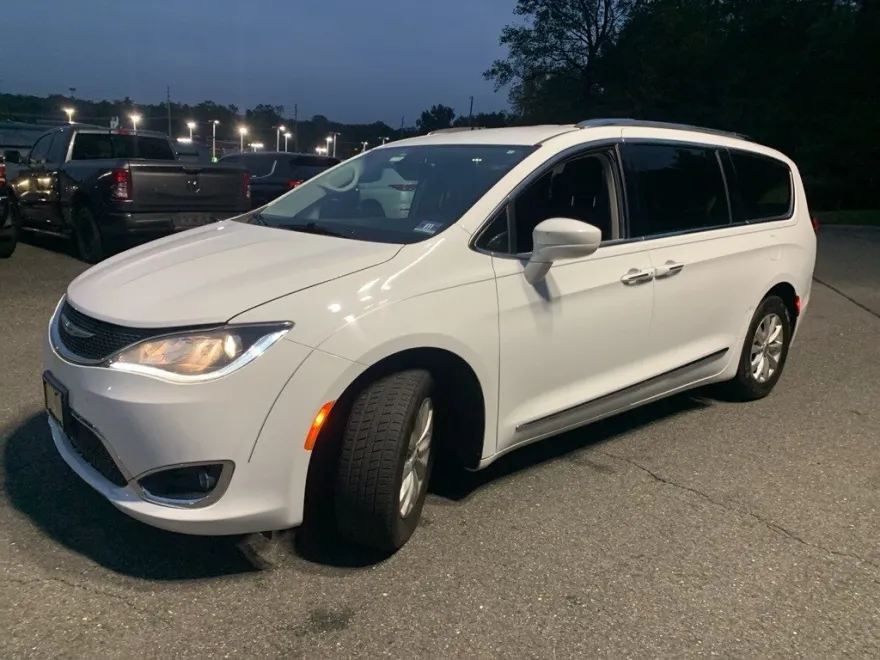 2019 Chrysler Pacifica Touring L photo 1