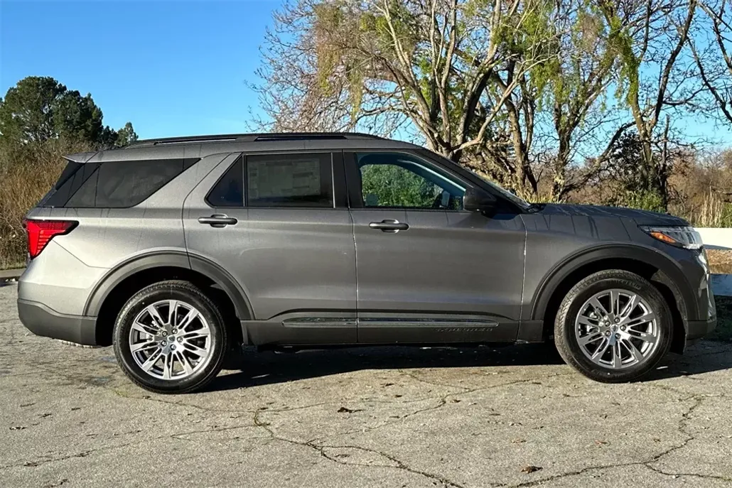 2025 Ford Explorer photo 1