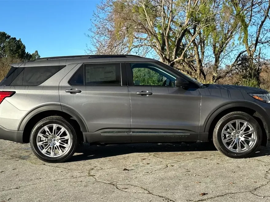 2025 Ford Explorer photo 1