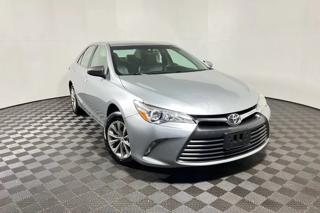 2017 Toyota Camry LE photo 1