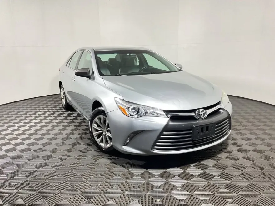 2017 Toyota Camry LE photo 1