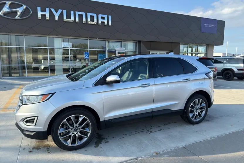2017 Ford Edge Titanium photo 1