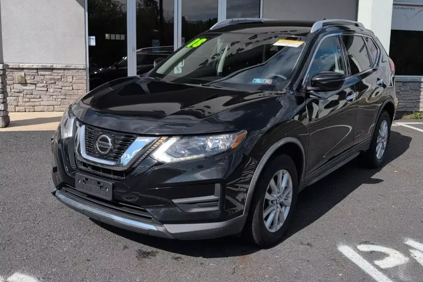 2018 Nissan Rogue SV photo 1