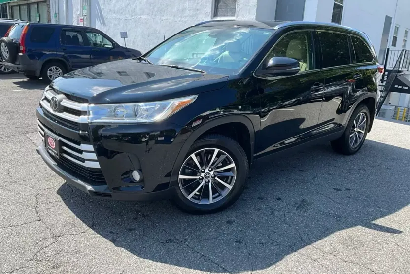 2019 Toyota Highlander XLE photo 1