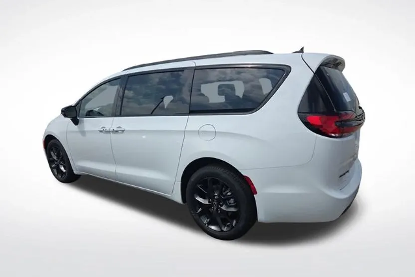 2026 Chrysler Pacifica Limited photo 1