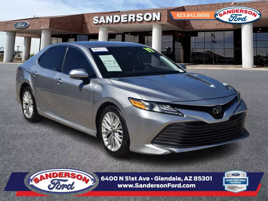 2019 Toyota Camry XLE photo 1