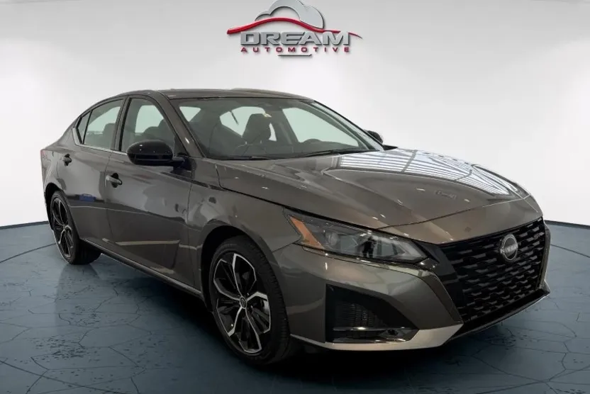 2025 Nissan Altima SR photo 1