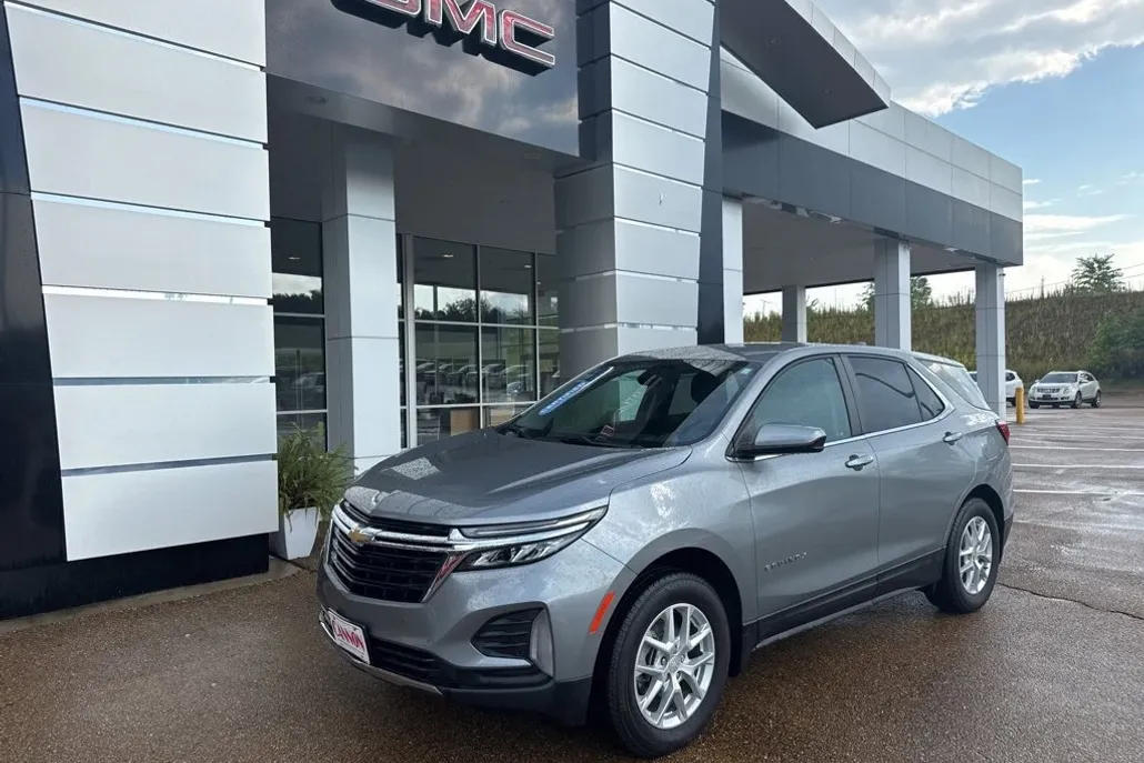 2023 Chevrolet Equinox LT photo 1