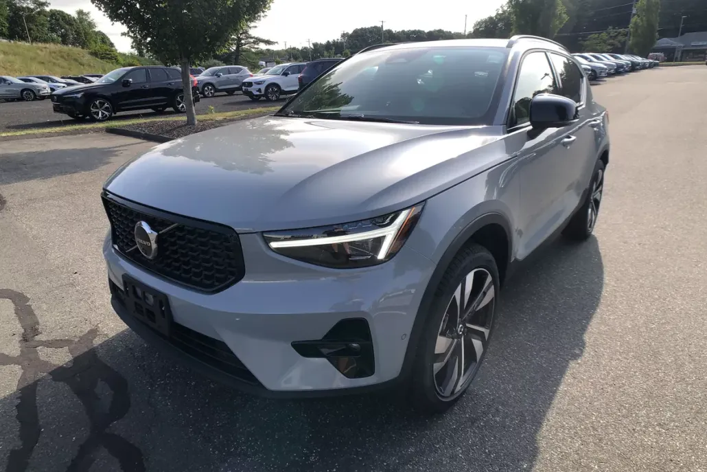 2026 Volvo XC40 photo 1