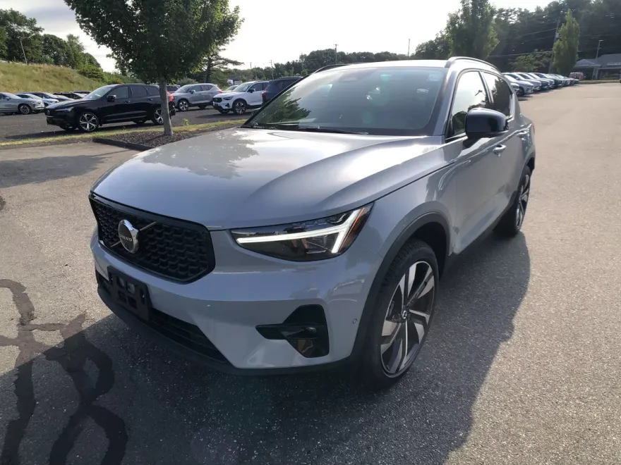 2026 Volvo XC40 photo 1