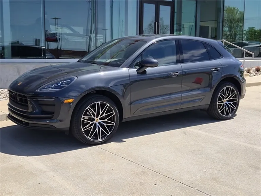 2022 Porsche Macan Base photo 1