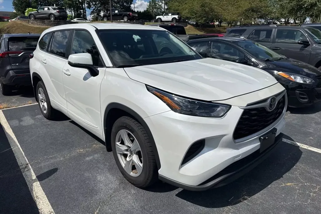 2023 Toyota Highlander L photo 1