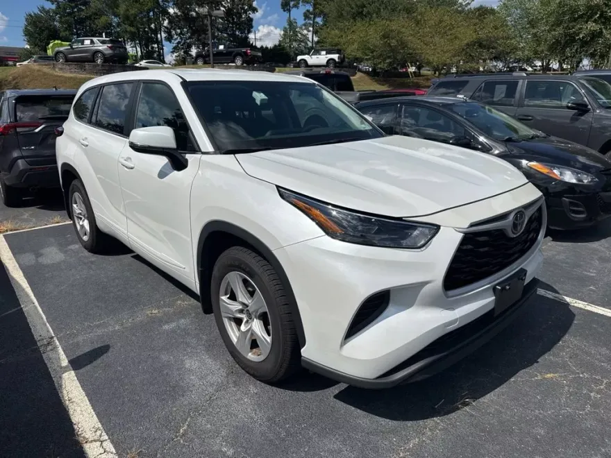2023 Toyota Highlander L photo 1