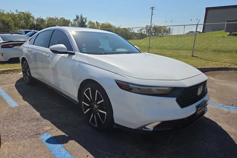 2023 Honda Accord Hybrid Touring photo 1