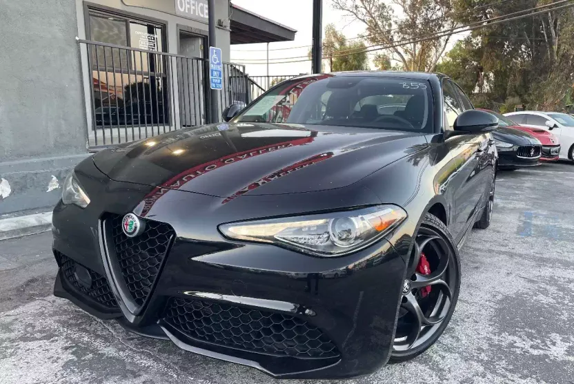 2018 Alfa Romeo Giulia Sport photo 1
