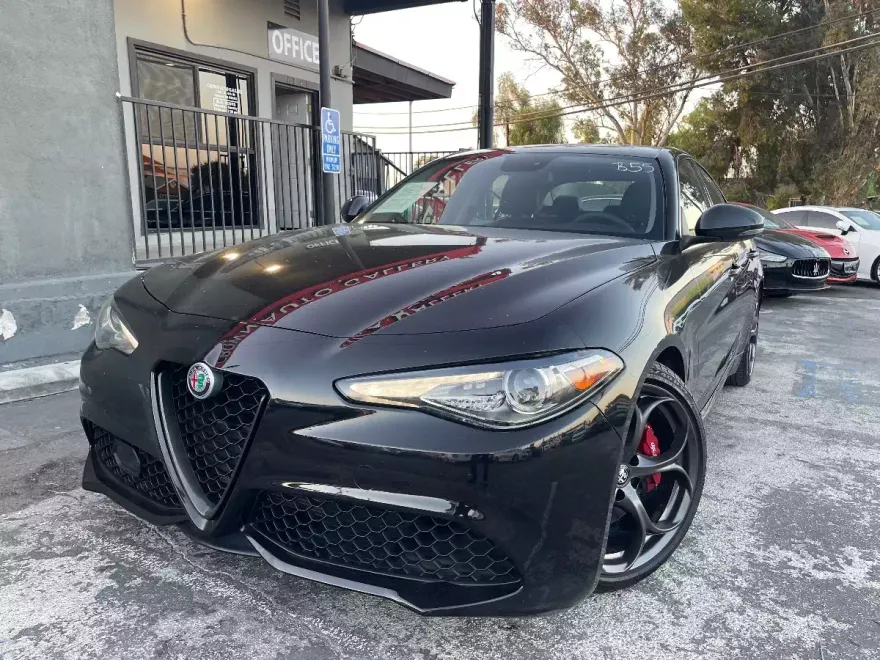 2018 Alfa Romeo Giulia Sport photo 1