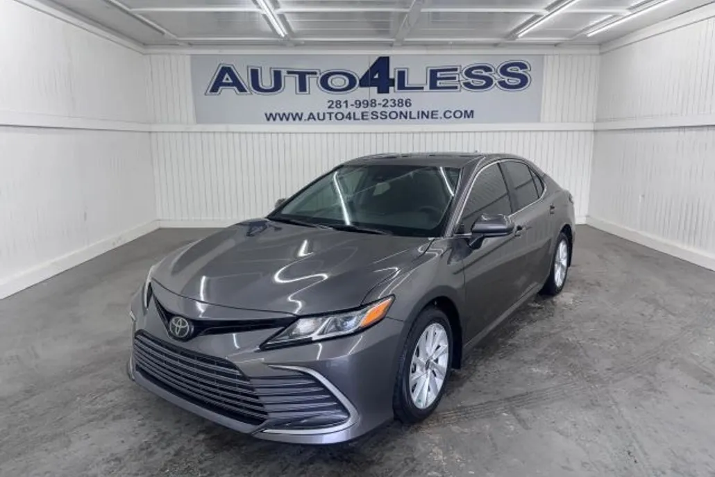 2023 Toyota Camry LE photo 1