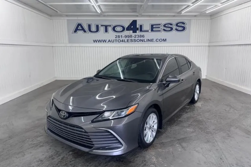 2023 Toyota Camry LE photo 1