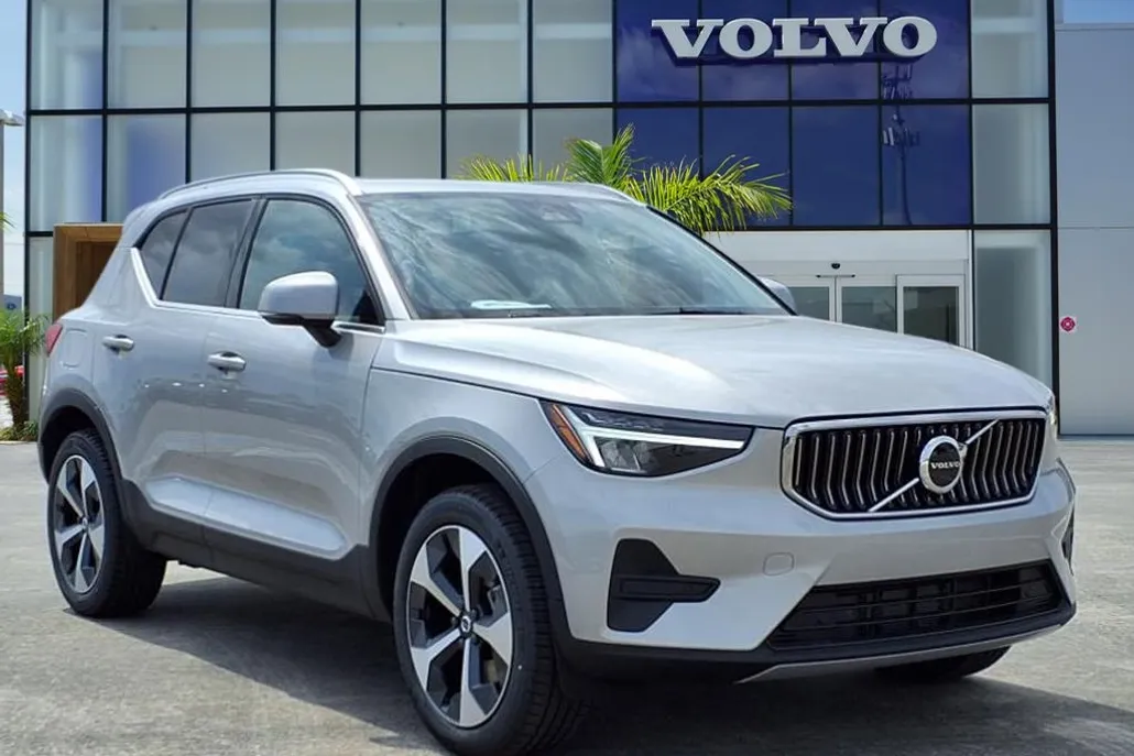 2025 Volvo XC40 Core photo 1
