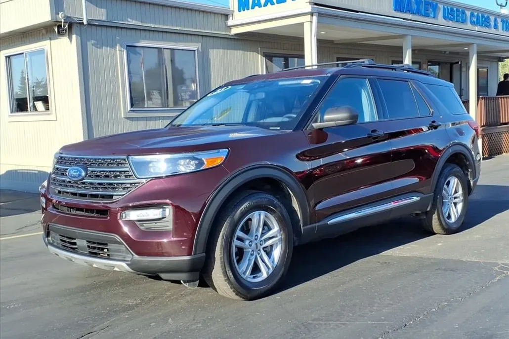 2023 Ford Explorer XLT photo 1