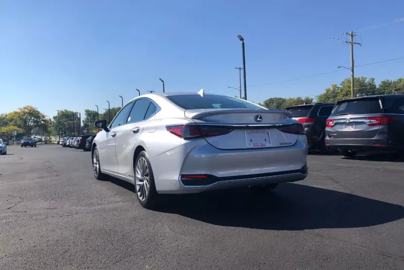 2021 Lexus ES 300h Luxury photo 1