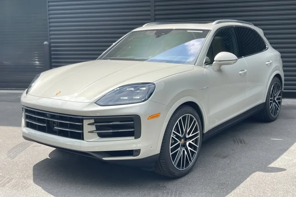 2025 Porsche Cayenne Hybrid photo 1