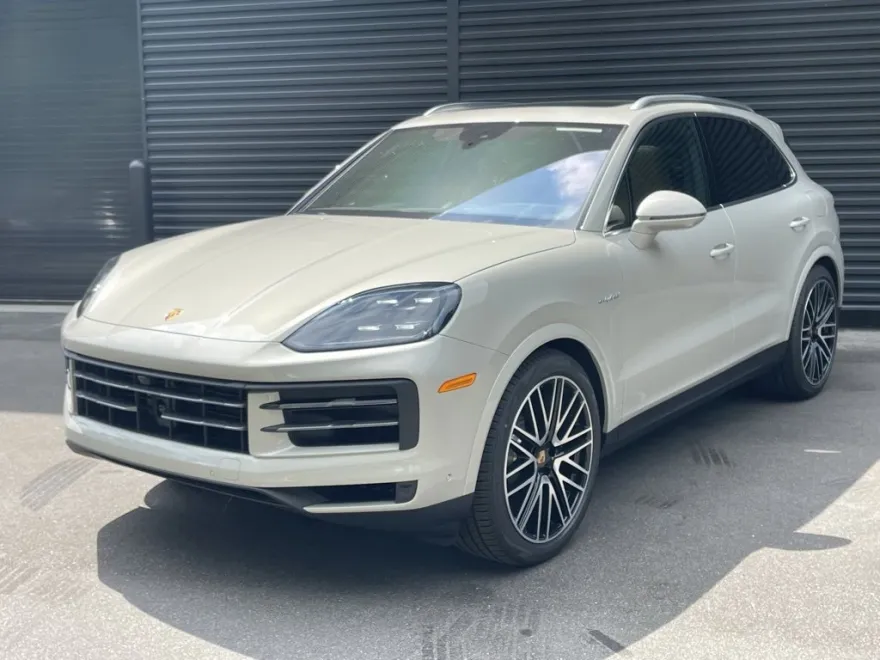 2025 Porsche Cayenne Hybrid photo 1