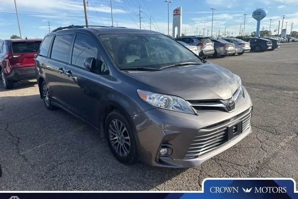 2018 Toyota Sienna XLE photo 1