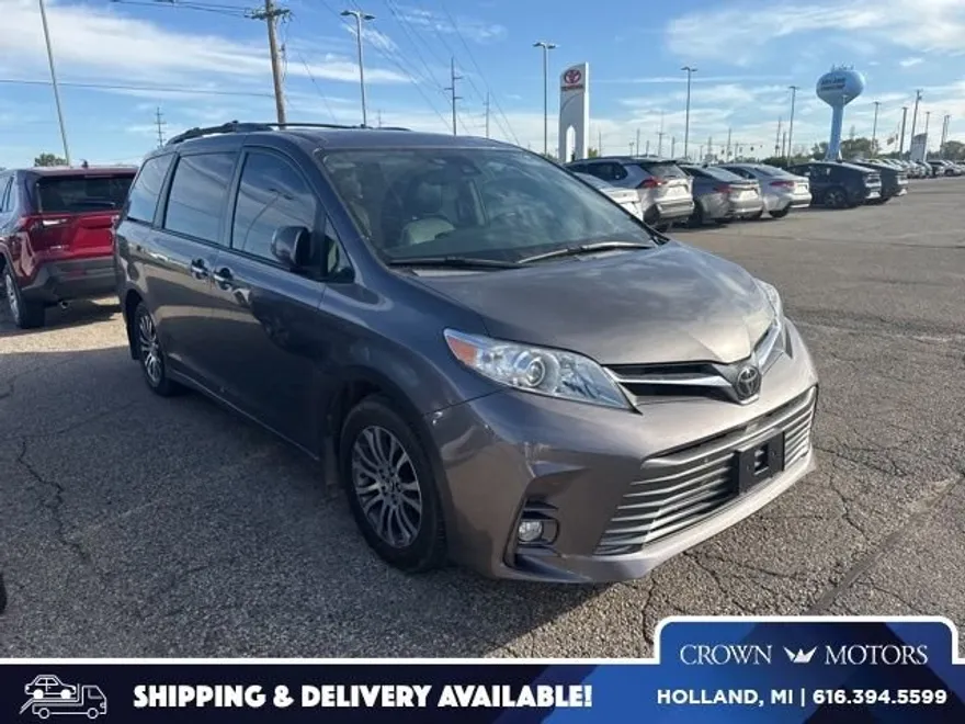 2018 Toyota Sienna XLE photo 1
