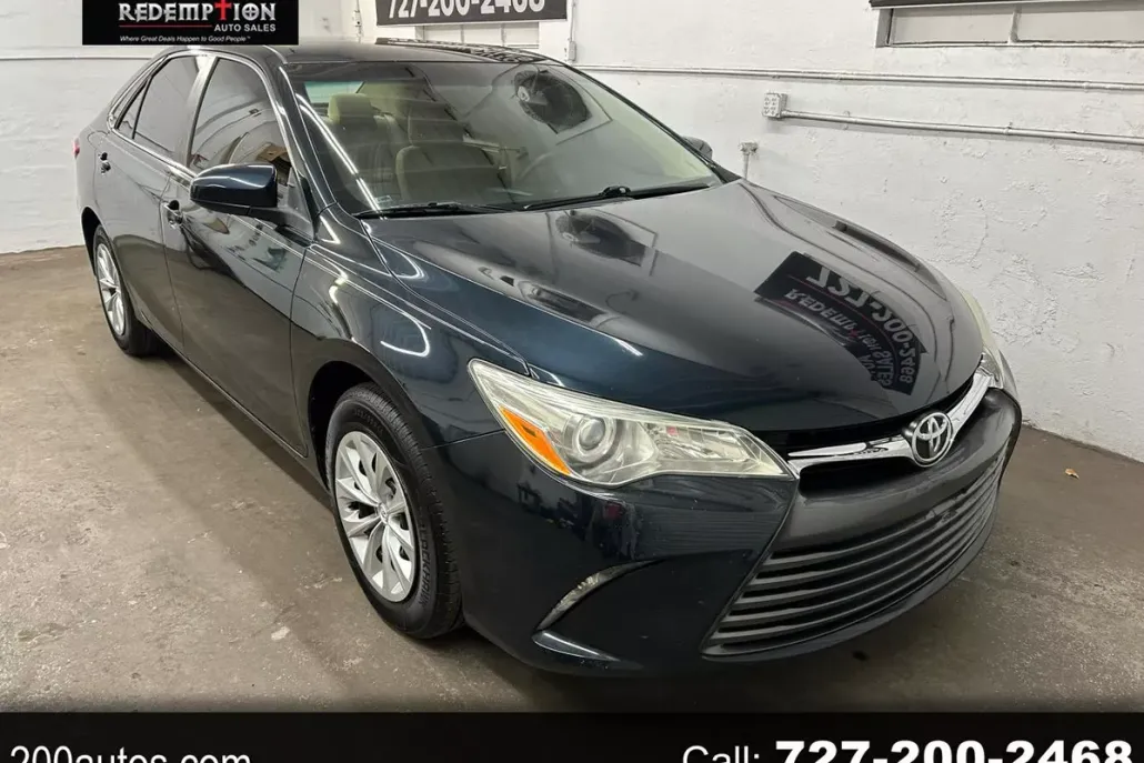 2015 Toyota Camry LE photo 1
