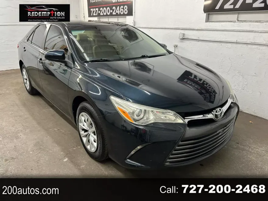 2015 Toyota Camry LE photo 1
