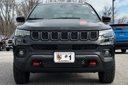 2025 Jeep Compass Trailhawk photo 2