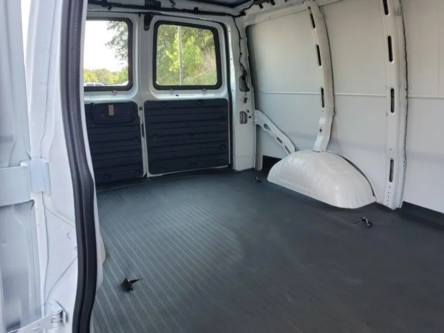 2025 Chevrolet Express Cargo 2500 Base photo 1