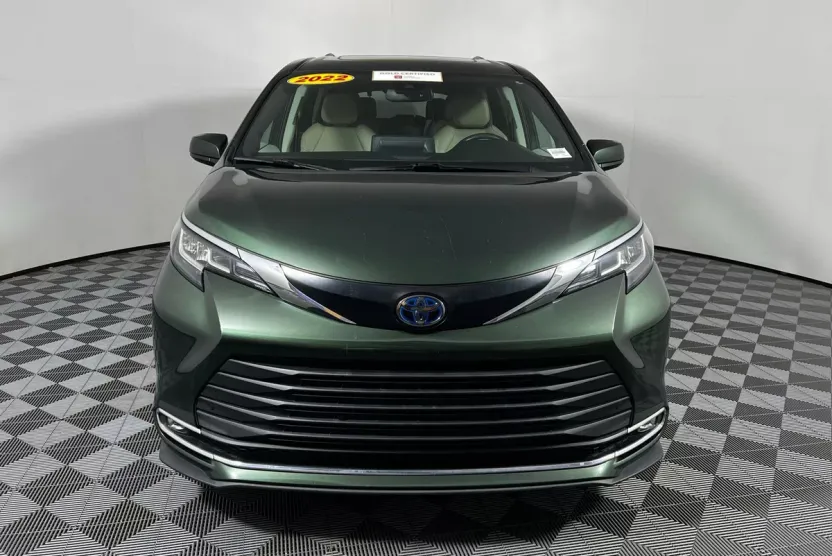 2022 Toyota Sienna XLE photo 1