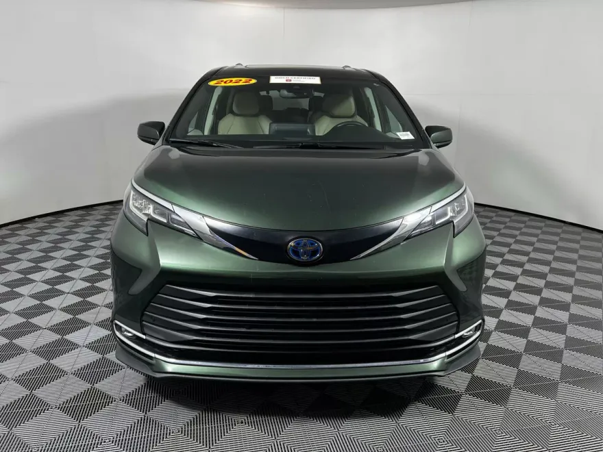 2022 Toyota Sienna XLE photo 1