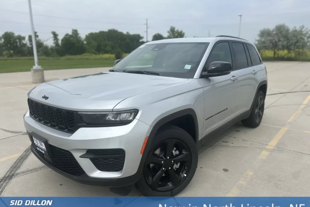 2025 Jeep Grand Cherokee Altitude photo 1