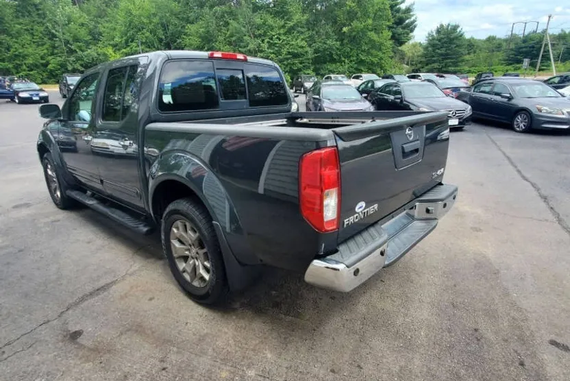 2014 Nissan Frontier SL photo 1