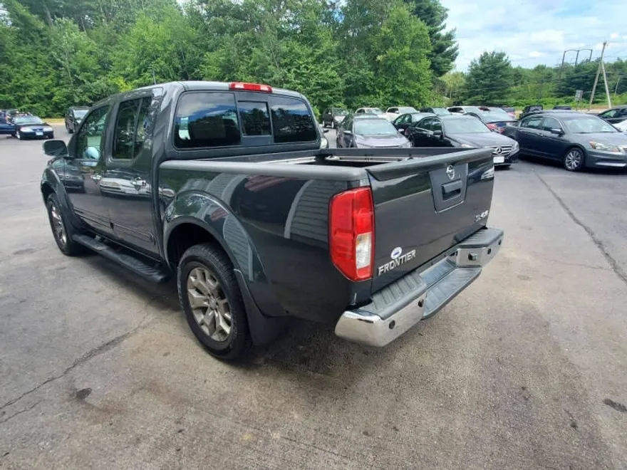 2014 Nissan Frontier SL photo 1