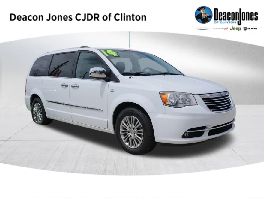 2014 Chrysler Town & Country photo 1