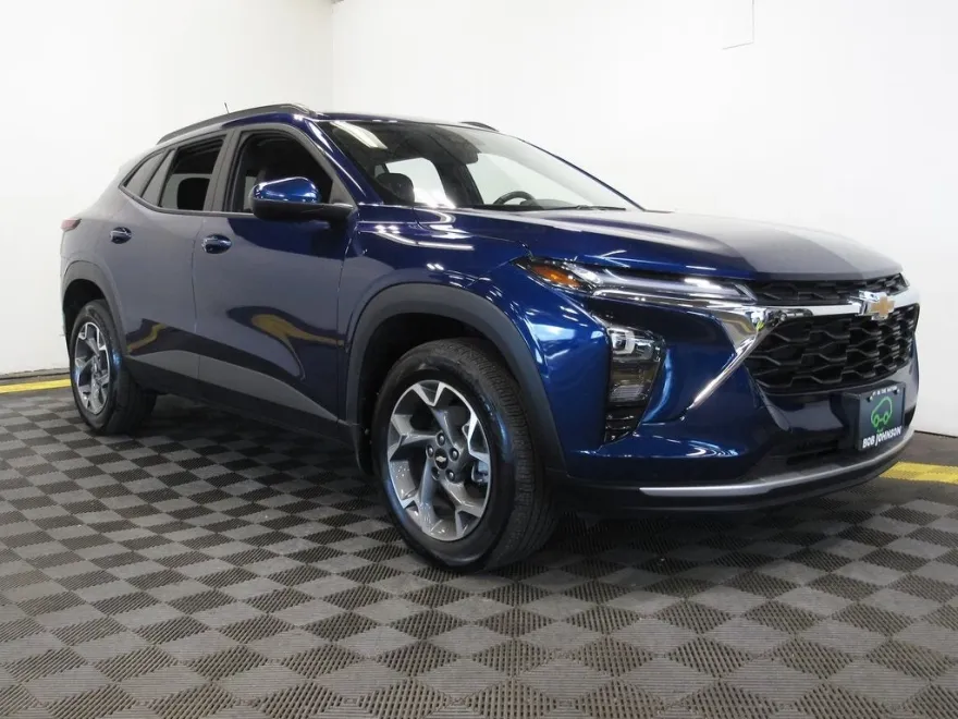 2024 Chevrolet Trax LT photo 1